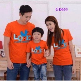 Áo gia đình sắc cam kết hợp quần Jean